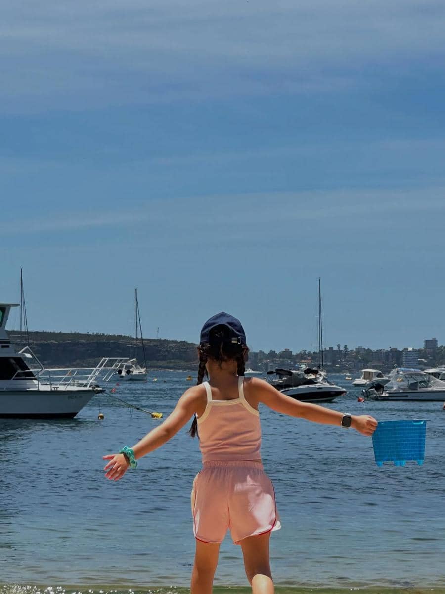 Acha Septriasa bersepeda dan main di pantai dengan Bridgia
