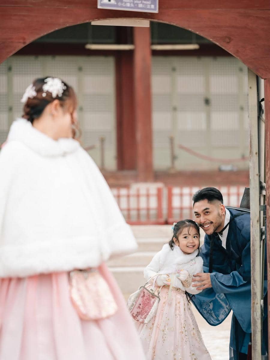 Photoshoot keluarga Siti Badriah berbusana hanbok di Seoul