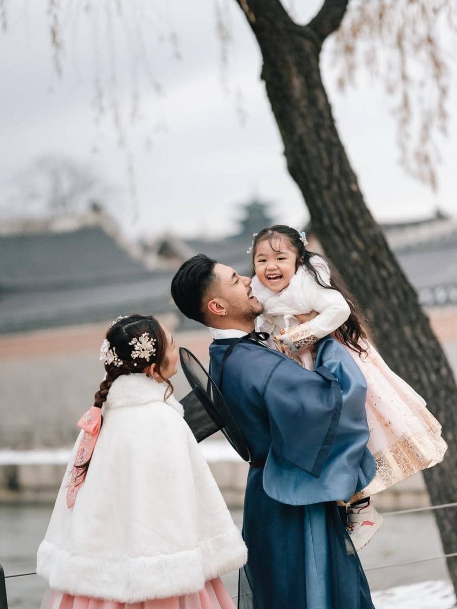 Photoshoot keluarga Siti Badriah berbusana hanbok di Seoul
