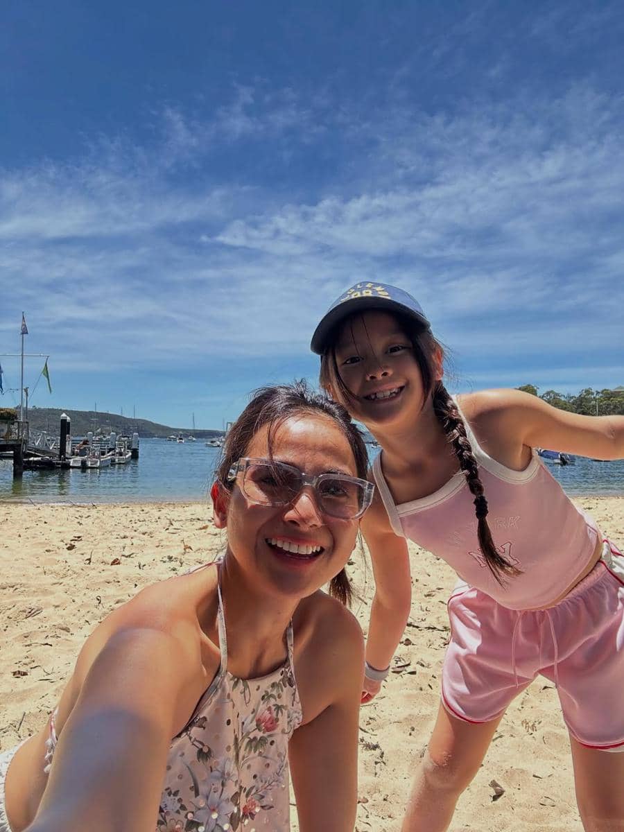 Acha Septriasa bersepeda dan main di pantai dengan Bridgia