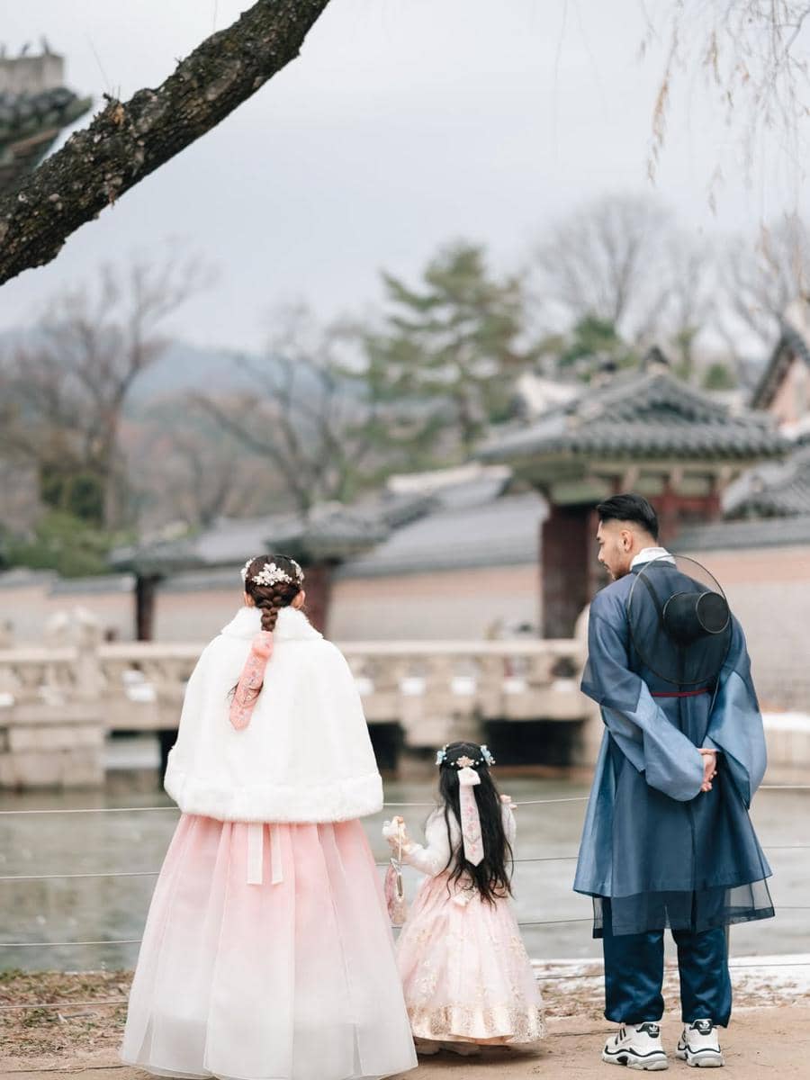 Photoshoot keluarga Siti Badriah berbusana hanbok di Seoul