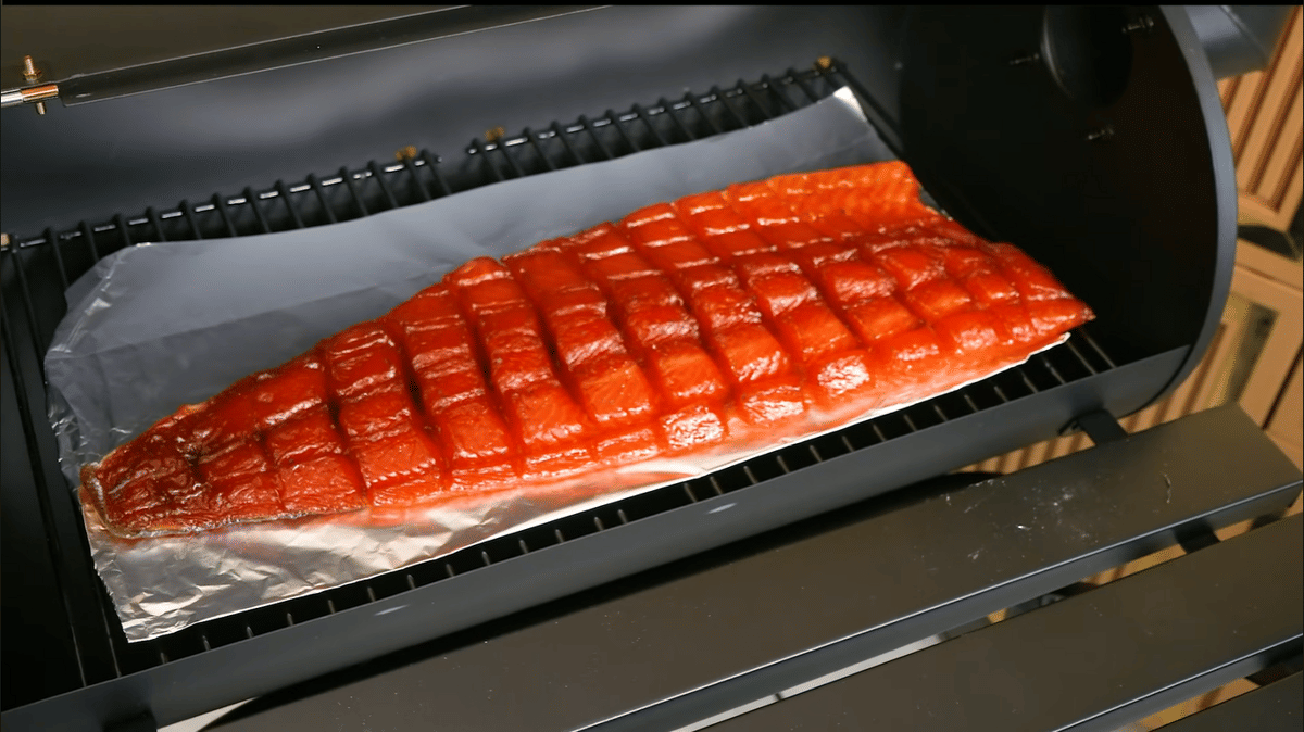 Potret Tasyi mengasaoi salmon dengan smoker