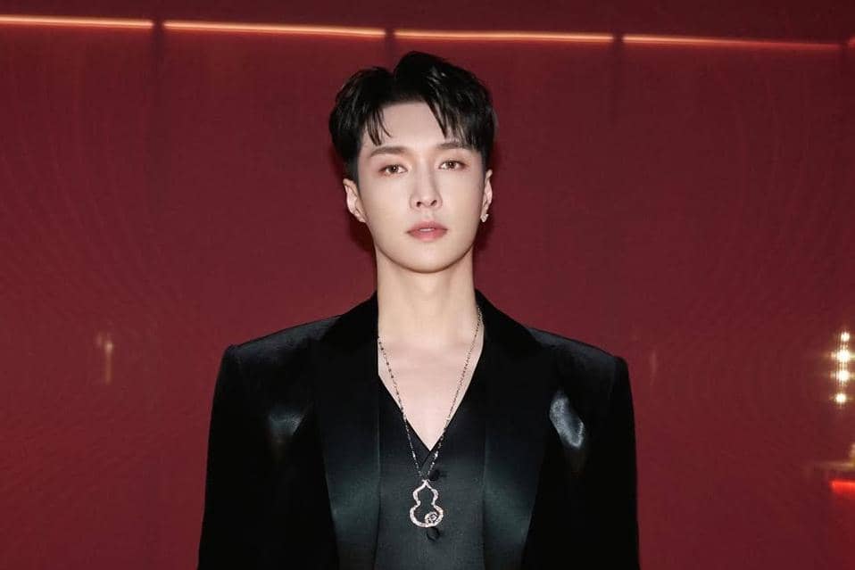Lay EXO (instagram.com/layzhang)
