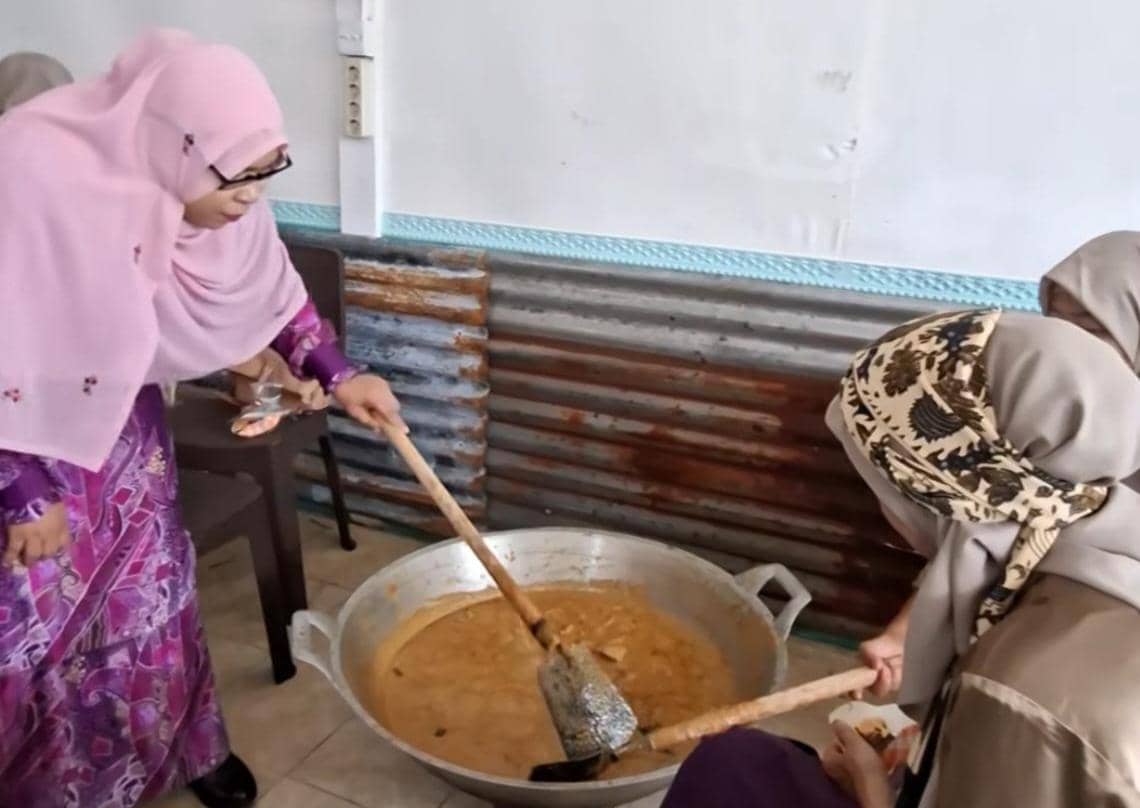Aksi solidaritas Diniyah Putri kirim satu ton rendang untuk korban bencana Sumatra. (Dok. Istimewa).