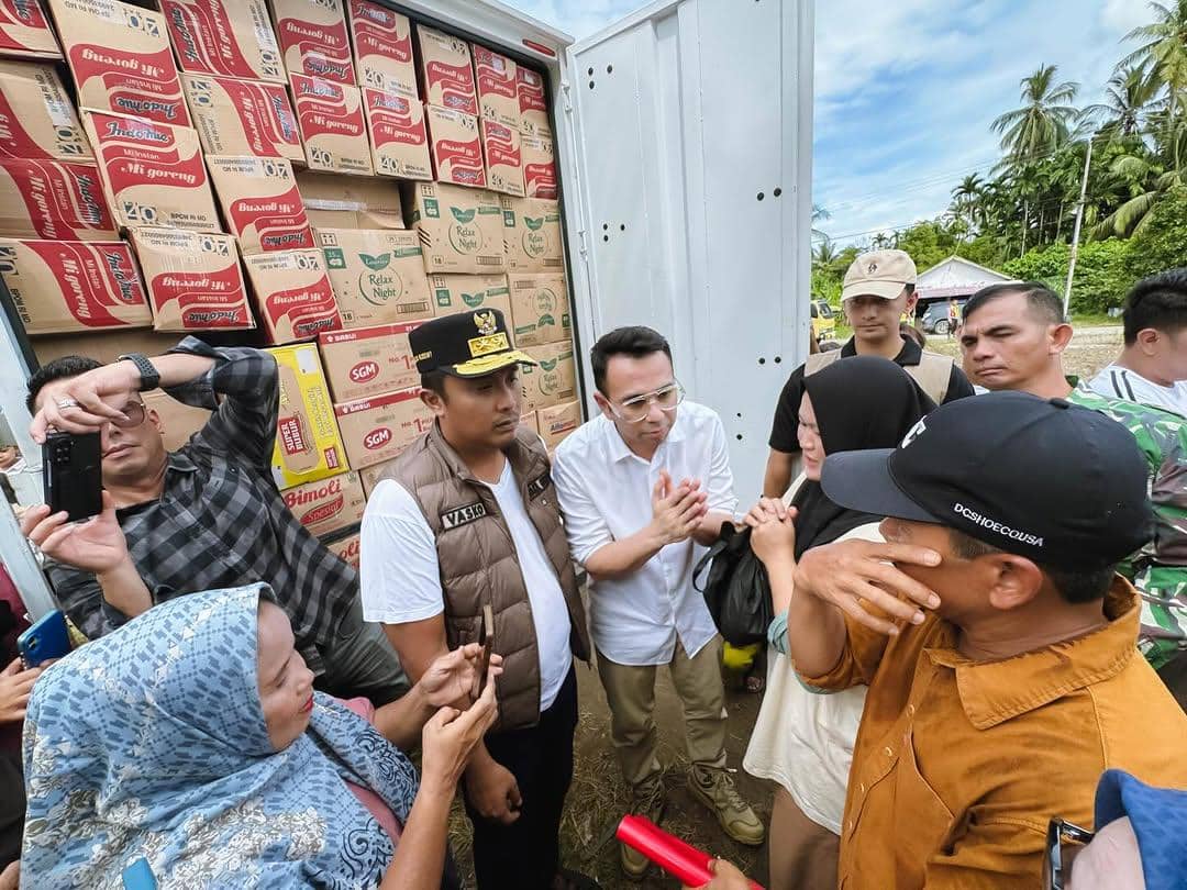 Potret Raffi Ahmad kunjungi posko bencana di Padang Pariaman