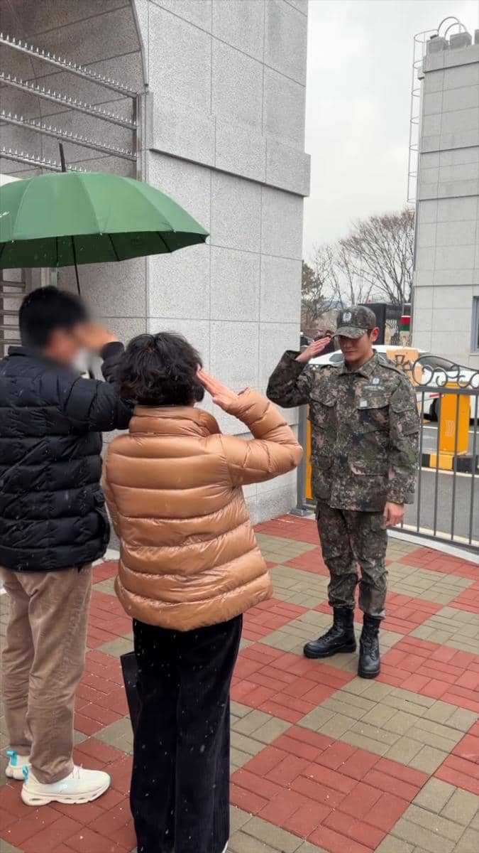 Potret Taeyong NCT selesai wamil