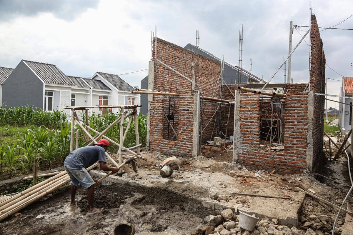 Ilustrasi pekerja menyelesaikan pembangunan rumah program KPR bersubsidi. (ANTARA FOTO/Makna Zaezar)
