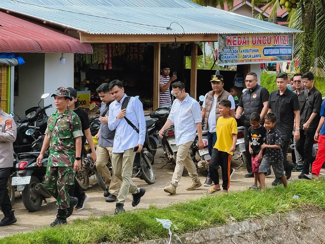 Potret Raffi Ahmad kunjungi posko bencana di Padang Pariaman
