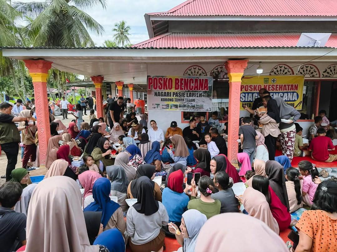 Potret Raffi Ahmad kunjungi posko bencana di Padang Pariaman