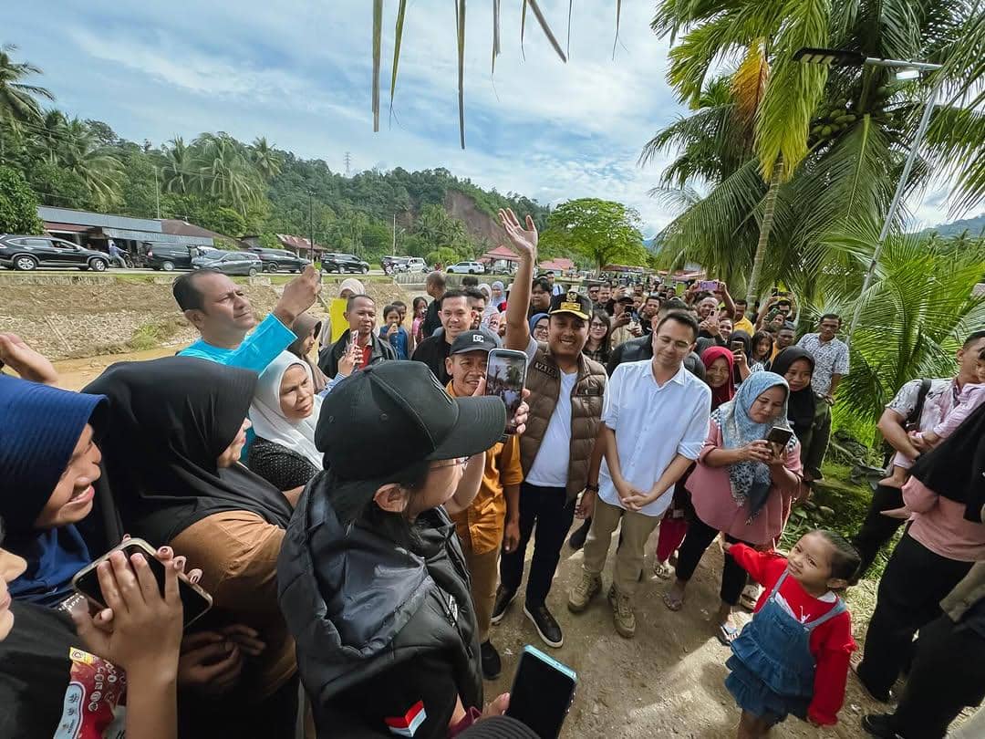 Potret Raffi Ahmad kunjungi posko bencana di Padang Pariaman