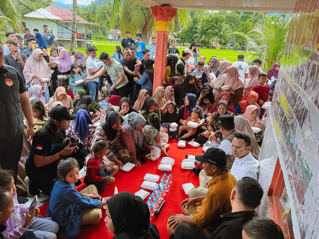 Potret Raffi Ahmad kunjungi posko bencana di Padang Pariaman