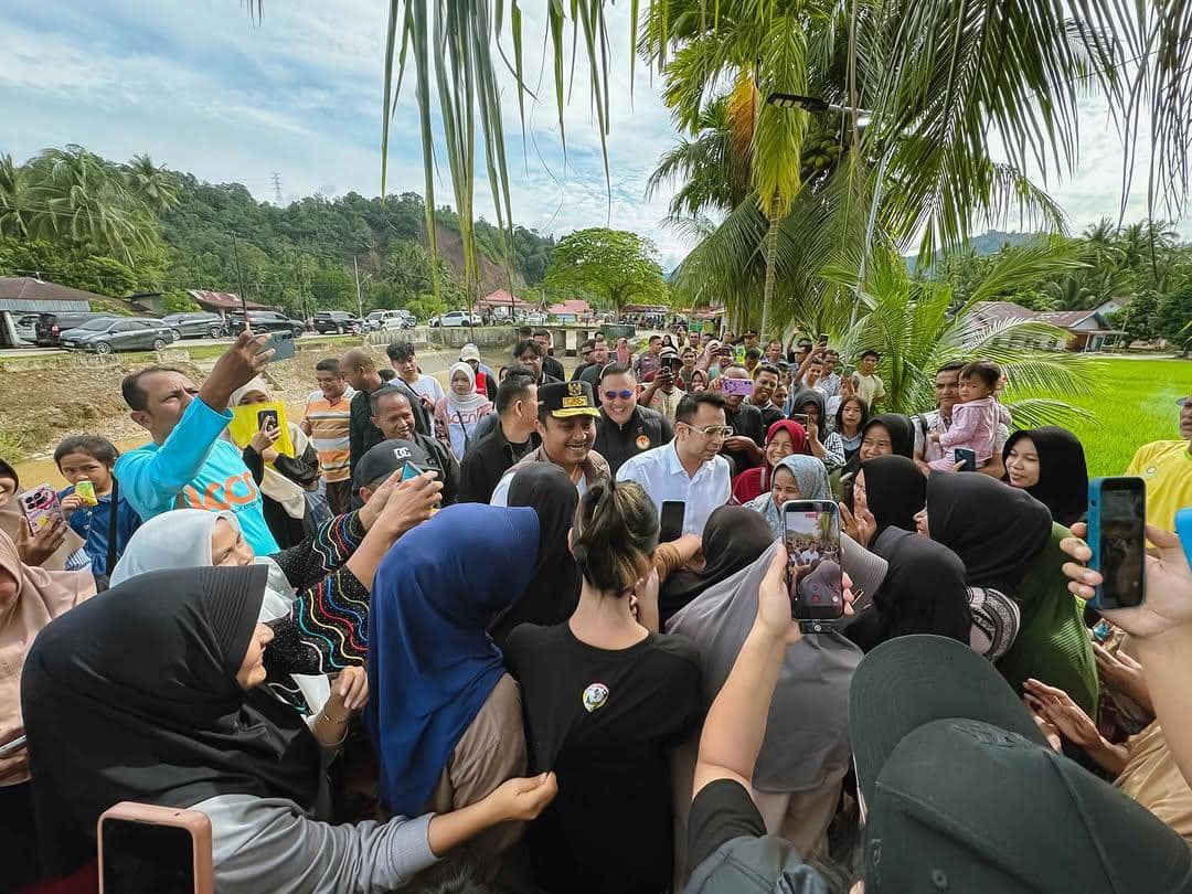 Potret Raffi Ahmad kunjungi posko bencana di Padang Pariaman