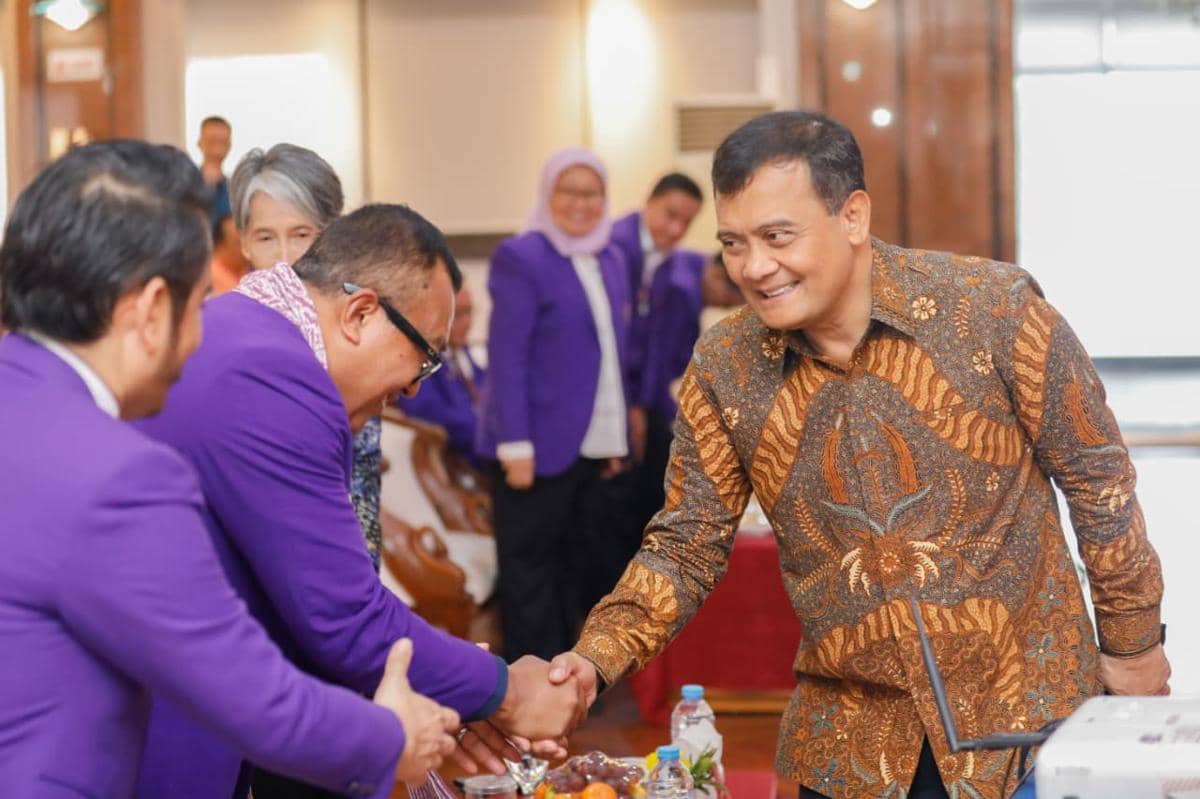 Gubernur Jateng, Ahmad Luthfi (kanan) menyalami pengurus PDGI di Semarang. (Dok. Pemprov Jateng)