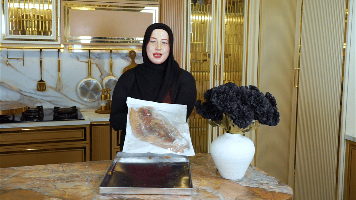 Potret Tasyi melakukan proses curing untuk membuat candied salmon