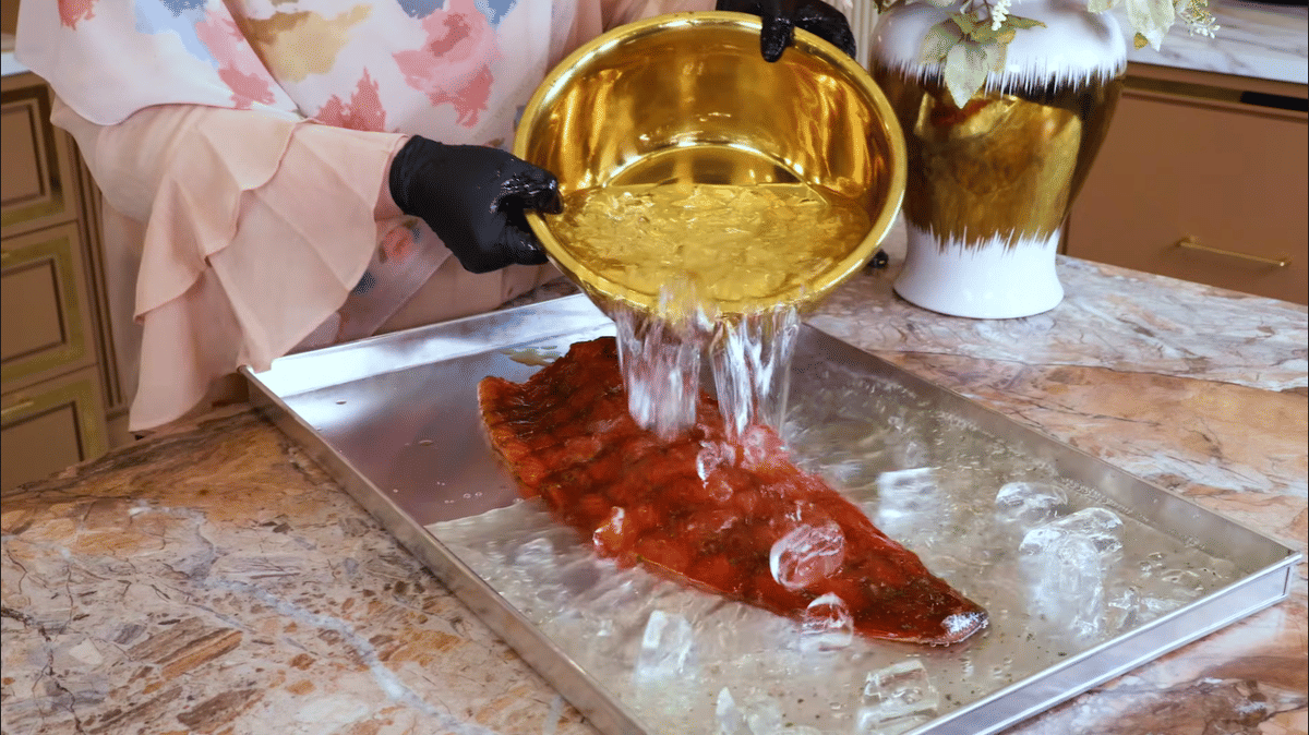 Potret Tasyi mencuci salmon dengan air es