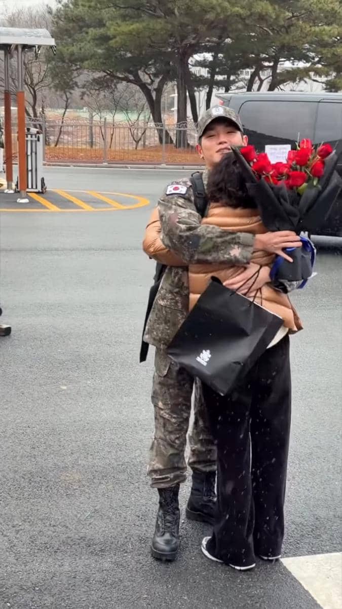 Potret Taeyong NCT selesai wamil