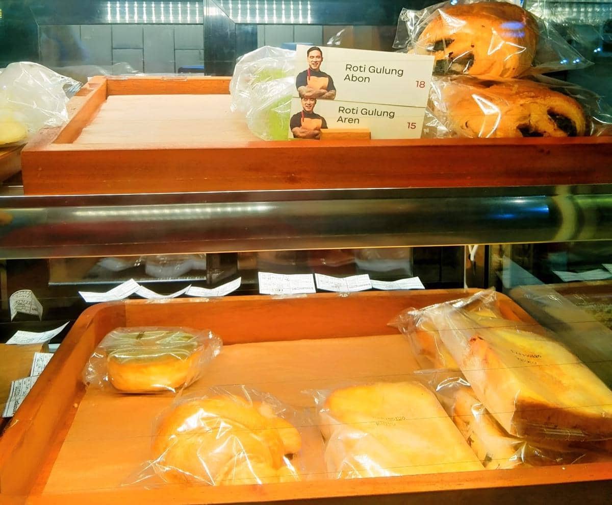 varian menu roti gulung di Kopi Kenangan