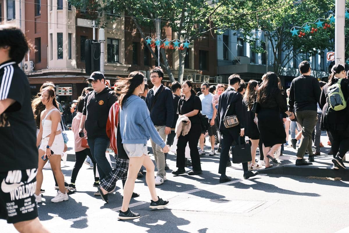 ilustrasi kehidupan urban yang tampak terpisah dari hutan, namun bergantung pada fungsi ekologisnya