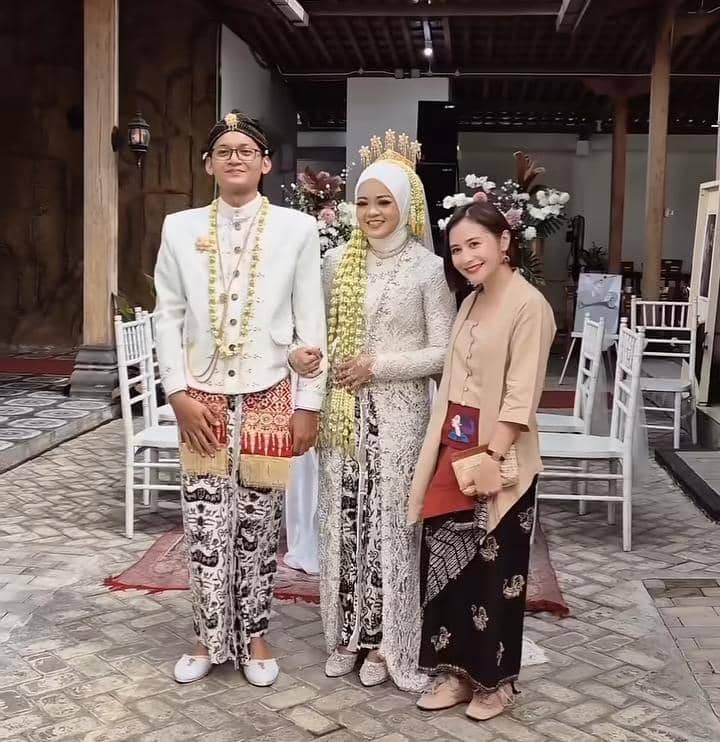 Prilly Latuconsina kondangan ke nikahan fans di Yogyakarta