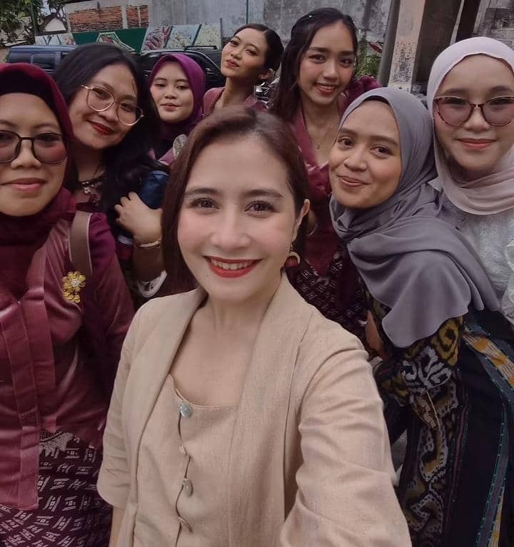 Prilly Latuconsina kondangan ke nikahan fans di Yogyakarta
