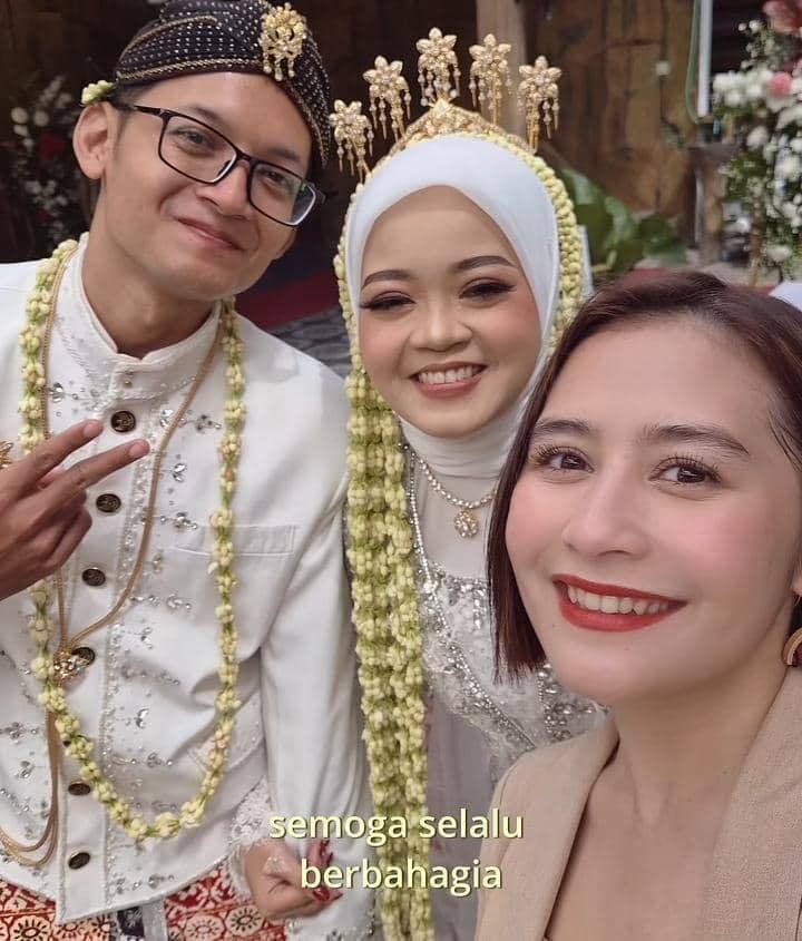 Prilly Latuconsina kondangan ke nikahan fans di Yogyakarta