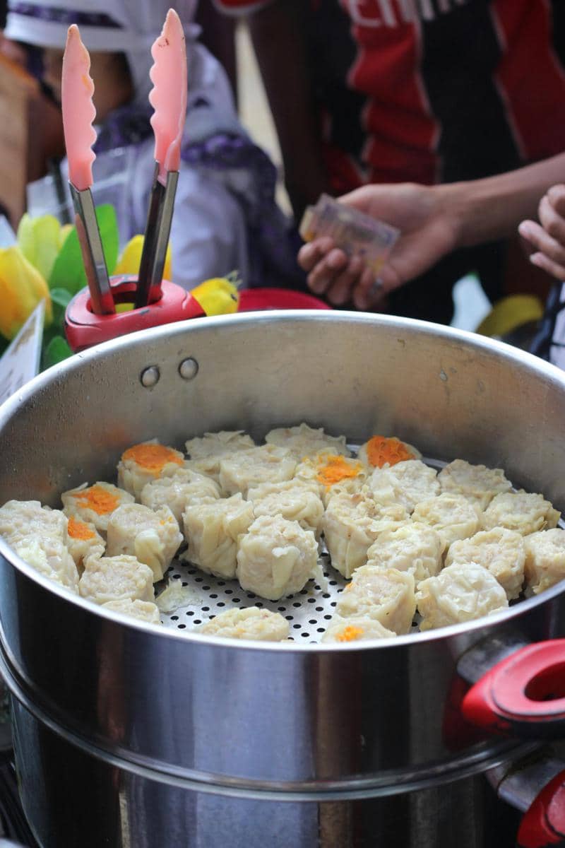 Ilustrasi mengukus makanan