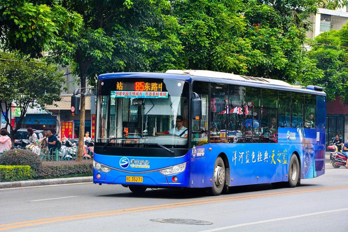 ilustrasi bus di Guilin 