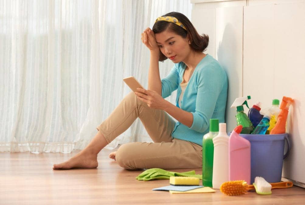 ilustrasi wanita sedang duduk