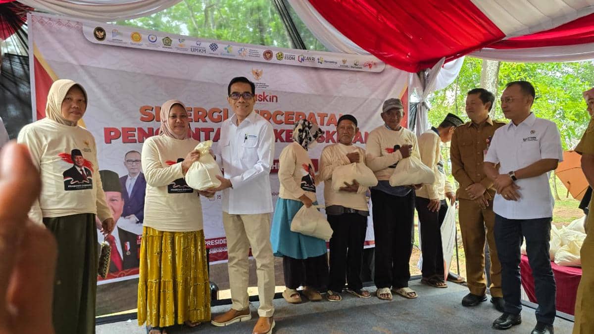 Pemberian bantuan untuk masyarakat Kabupaten Tangerang
