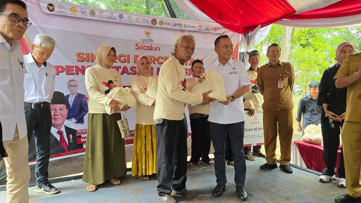 Pemberian bantuan untuk masyarakat Kabupaten Tangerang