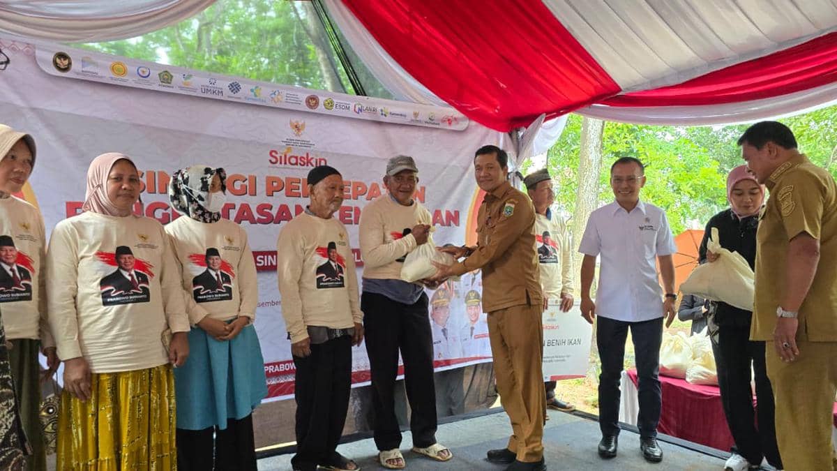 Pemberian bantuan untuk masyarakat Kabupaten Tangerang