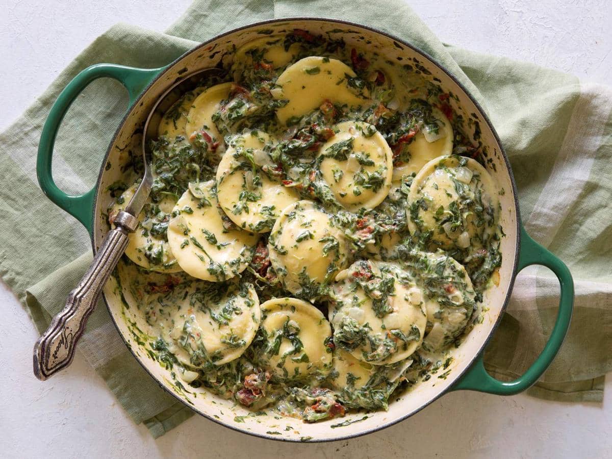 ilustrasi creamy spinach ravioli