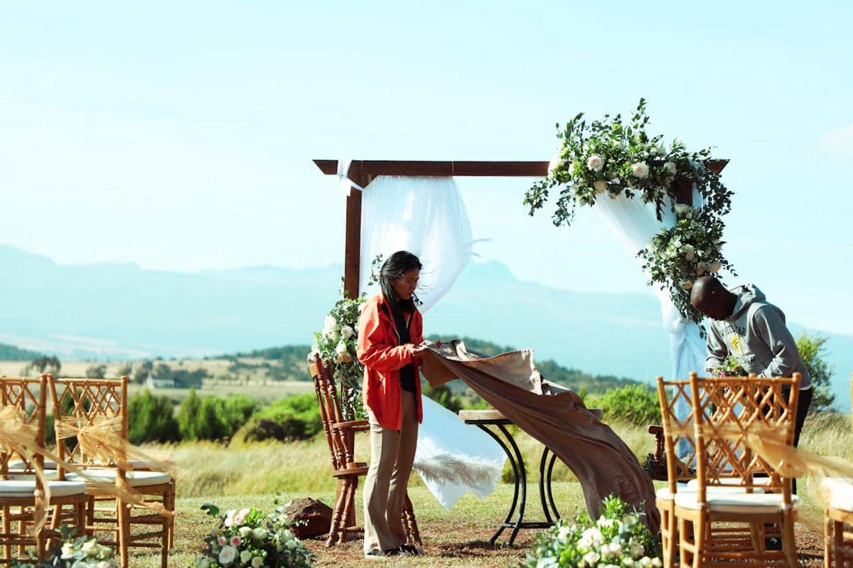 ilustrasi seseorang yang sedang mengatur persiapan pesta pernikahan