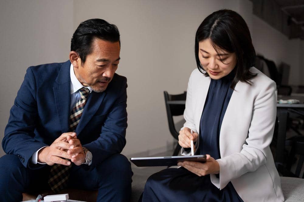 ilustrasi berdiskusi dengan atasan