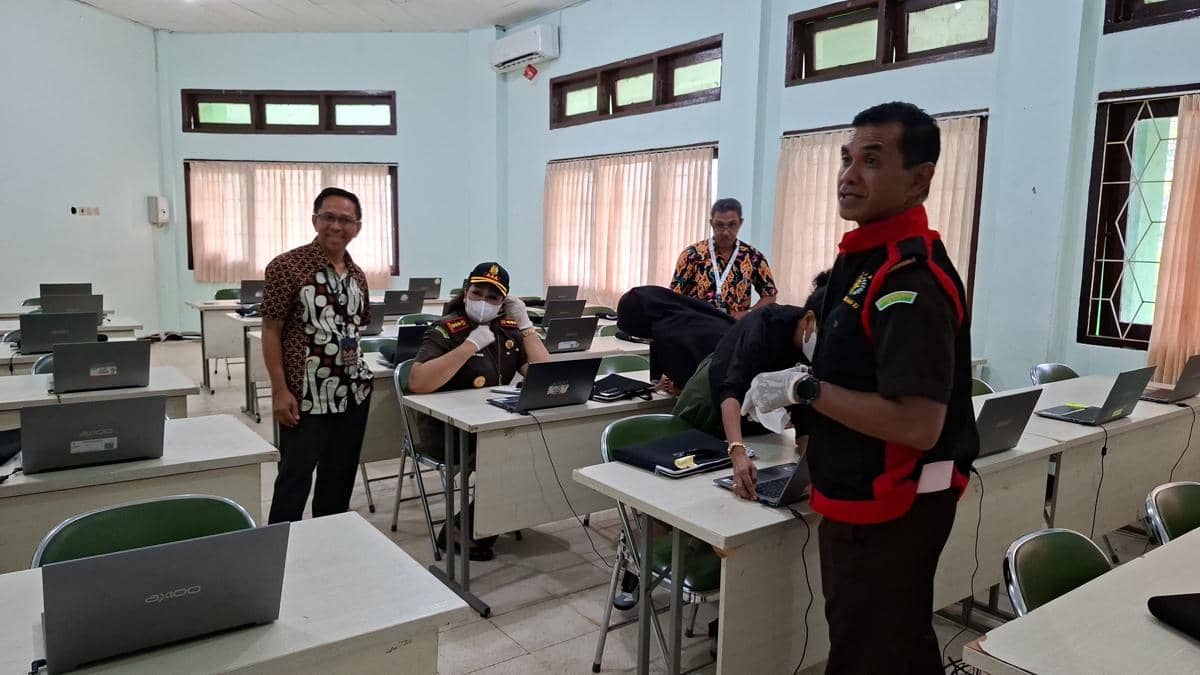 Kepala Kejari Kota Kupang, Shirley Manutede, menyita 60 unit laptop Poltekkes Kemenkes. (Dok Kejari Kota Kupang)