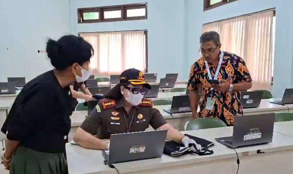 Kepala Kejari Kota Kupang, Shirley Manutede, menyita 60 unit laptop Poltekkes Kemenkes. (Dok Kejari Kota Kupang)