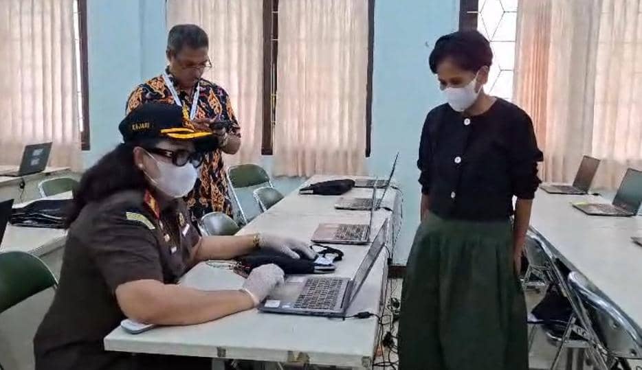 Kepala Kejari Kota Kupang, Shirley Manutede, menyita 60 unit laptop Poltekkes Kemenkes. (Dok Kejari Kota Kupang)
