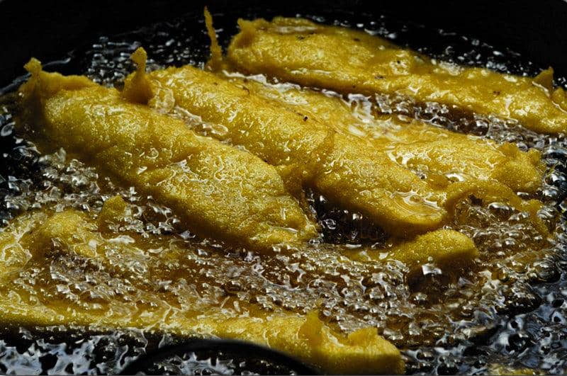 ilustrasi menggoreng pisang 