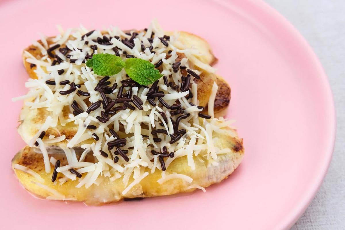 ilustrasi pisang goreng topping keju dan meses 