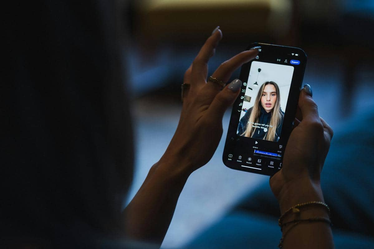 ilustrasi memberi watermark di konten video