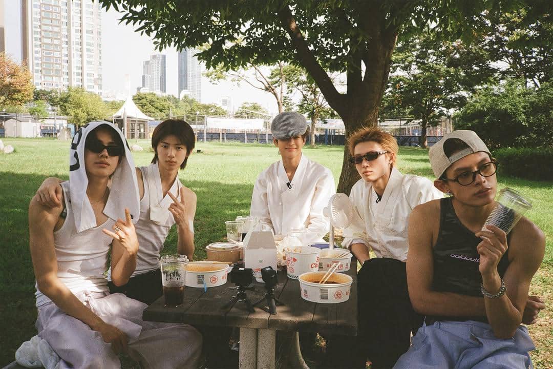 Potret CORTIS mengahabiskan waktu bersama di taman