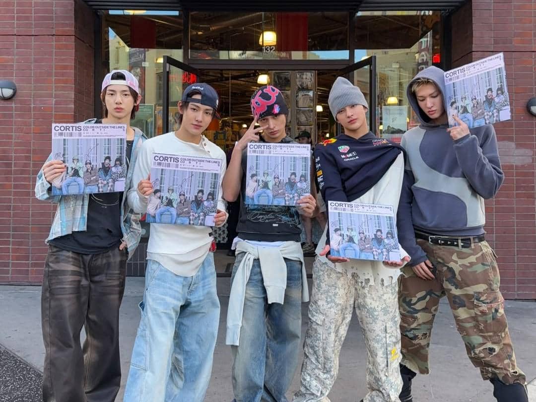 Potret CORTIS mengunjungi Amoeba Music untuk menandatangani salinan album fisik mereka