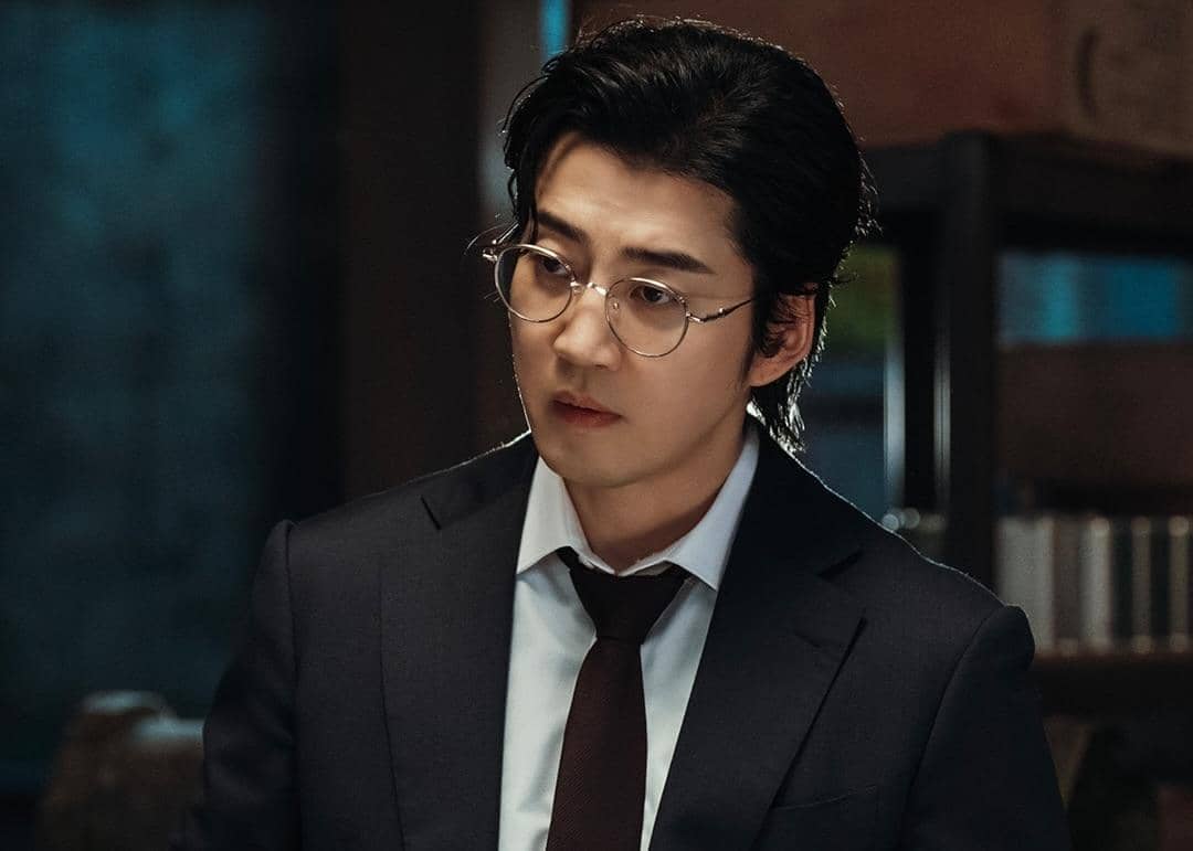 Yoon Kye Sang di drama Heroes Next Door