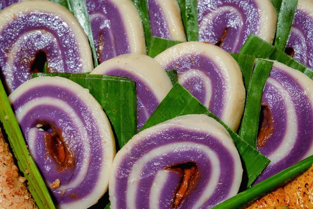 ilustrasi kue kukus yang diberi pewarna dari ubi ungu