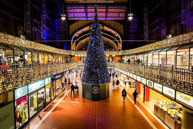 ilustrasi mall dengan dekorasi Natal