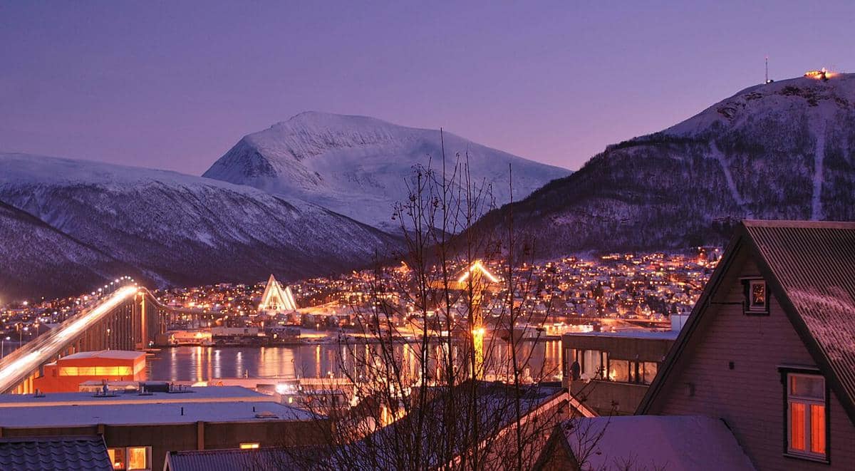Siang hari di Malam Kutub (Polar Night) di pusat kota Tromsø, Norwegia