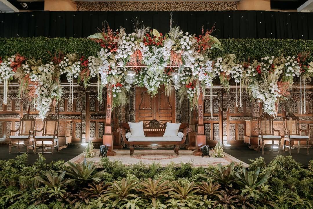 dekorasi resepsi nikahan adat Jawa 2025