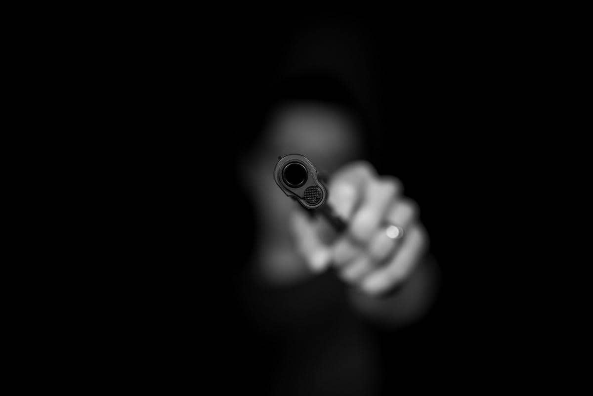 https://unsplash.com/id/foto/fotografi-skala-abu-abu-orang-yang-memegang-pistol-ugdKmhDg1m8