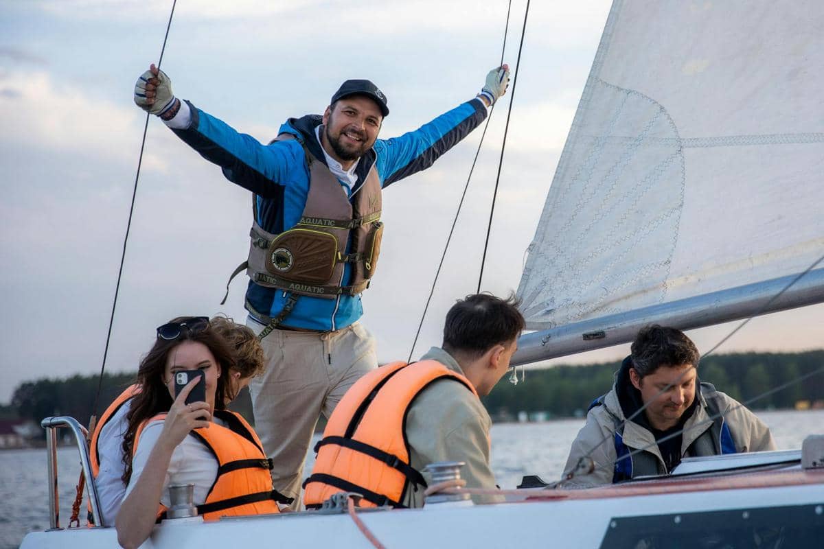 ilustrasi traveling bersama teman