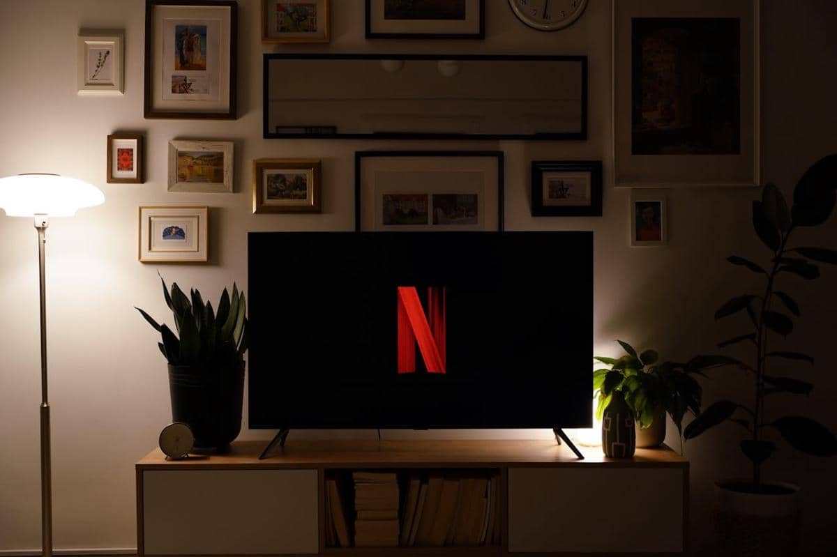 ilustrasi layar televisi dengan logo Netflix 